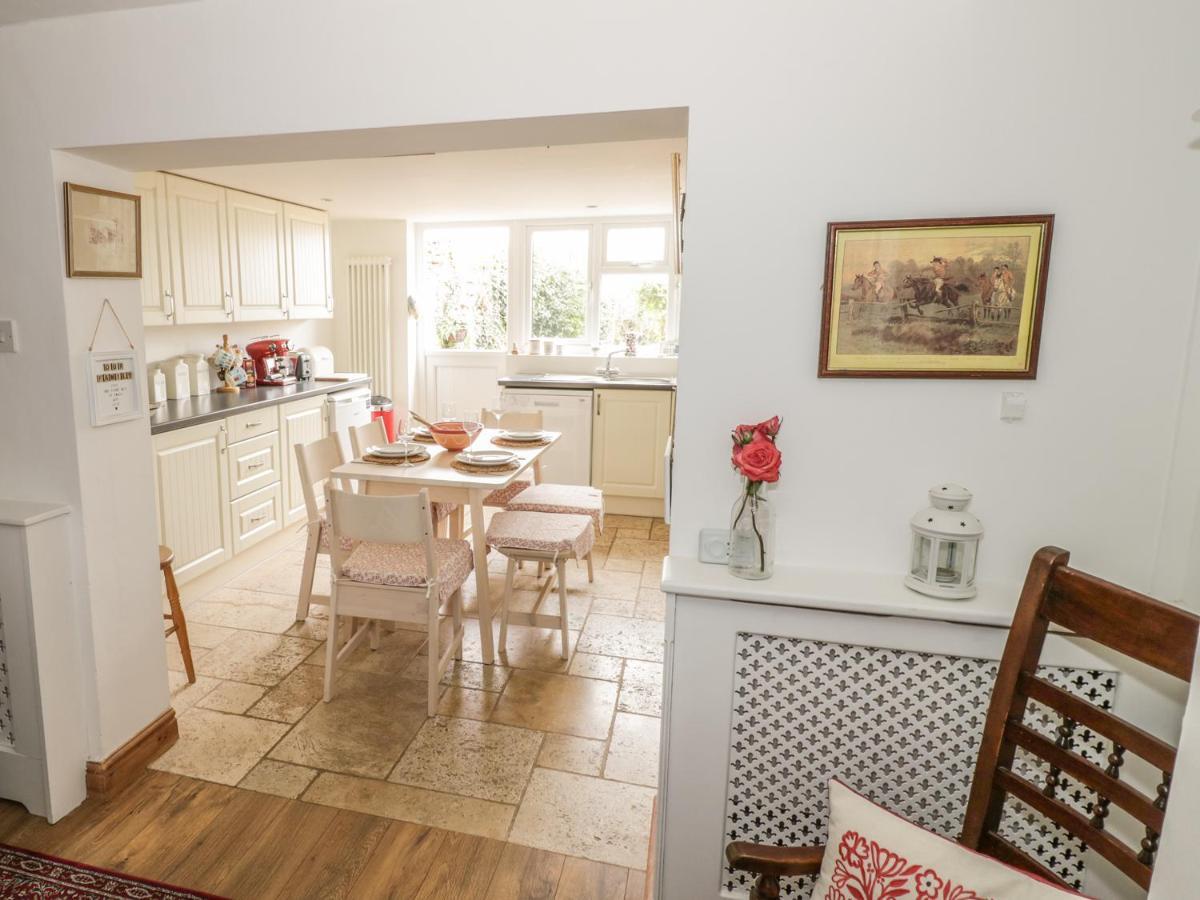 April Cottage ブロードウェイ エクステリア 写真